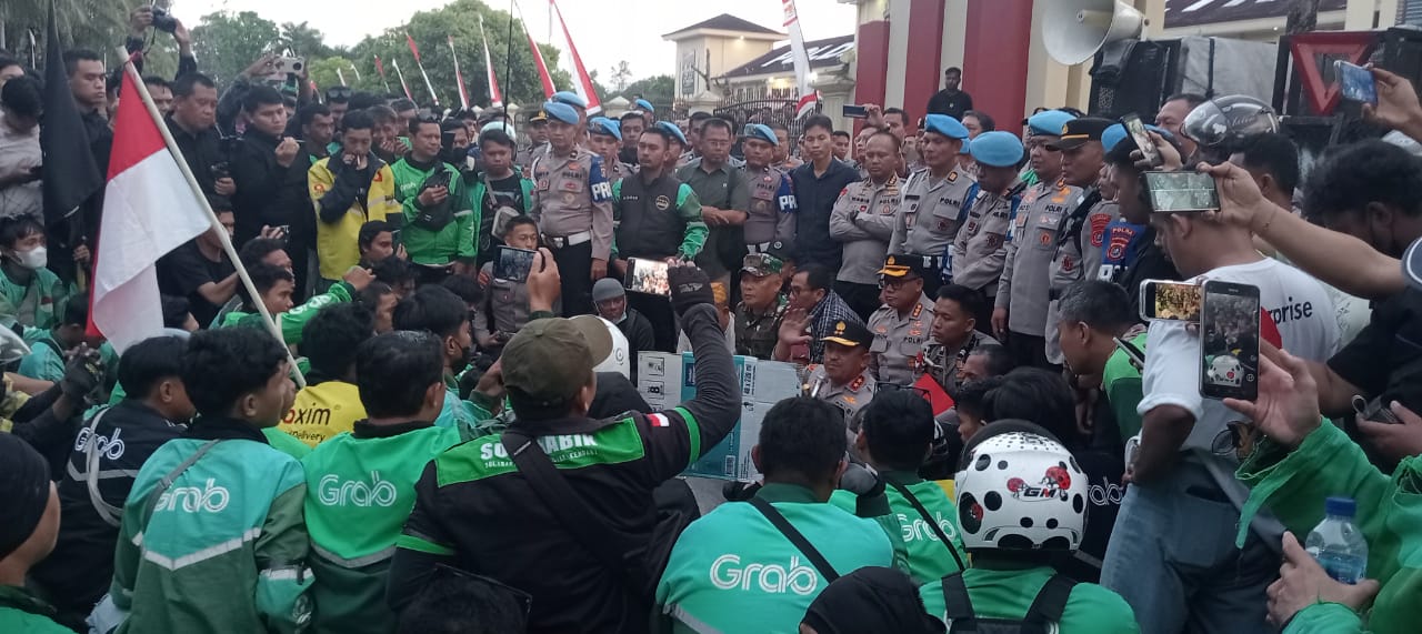 Di Kendari, Ribuan Ojol Bersama Kapolda dan Ketua DPRD Sultra Gelar Sholat Gaib untuk Affan