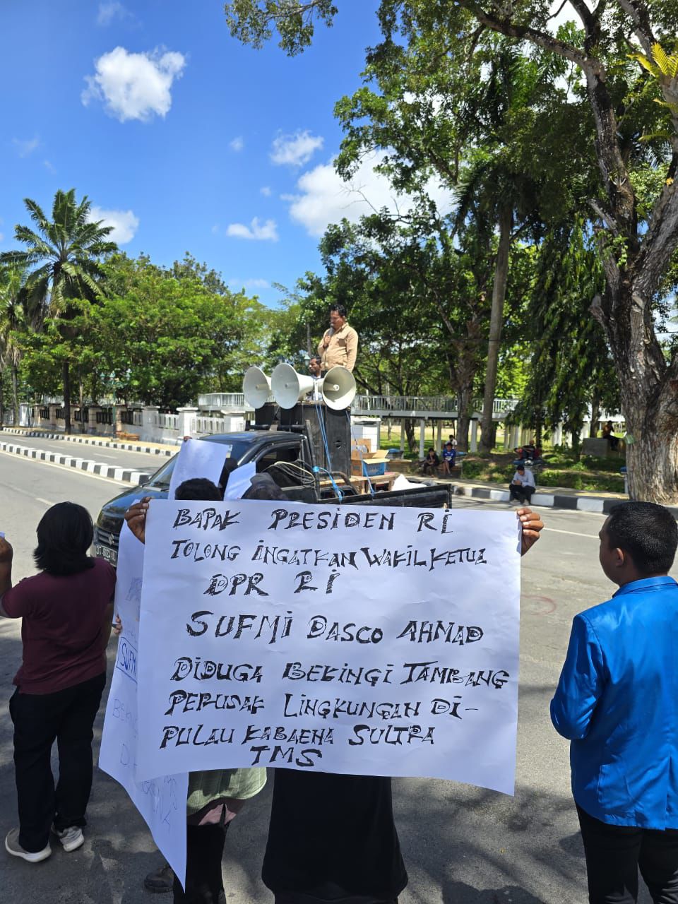 Koordinator Aliansi Suara Rakyat (ASR) Sulawesi Tenggara, La Ode Hidayat (kemeja biru) saat memimpin unjuk rasa, Selasa, 2 September 2025.