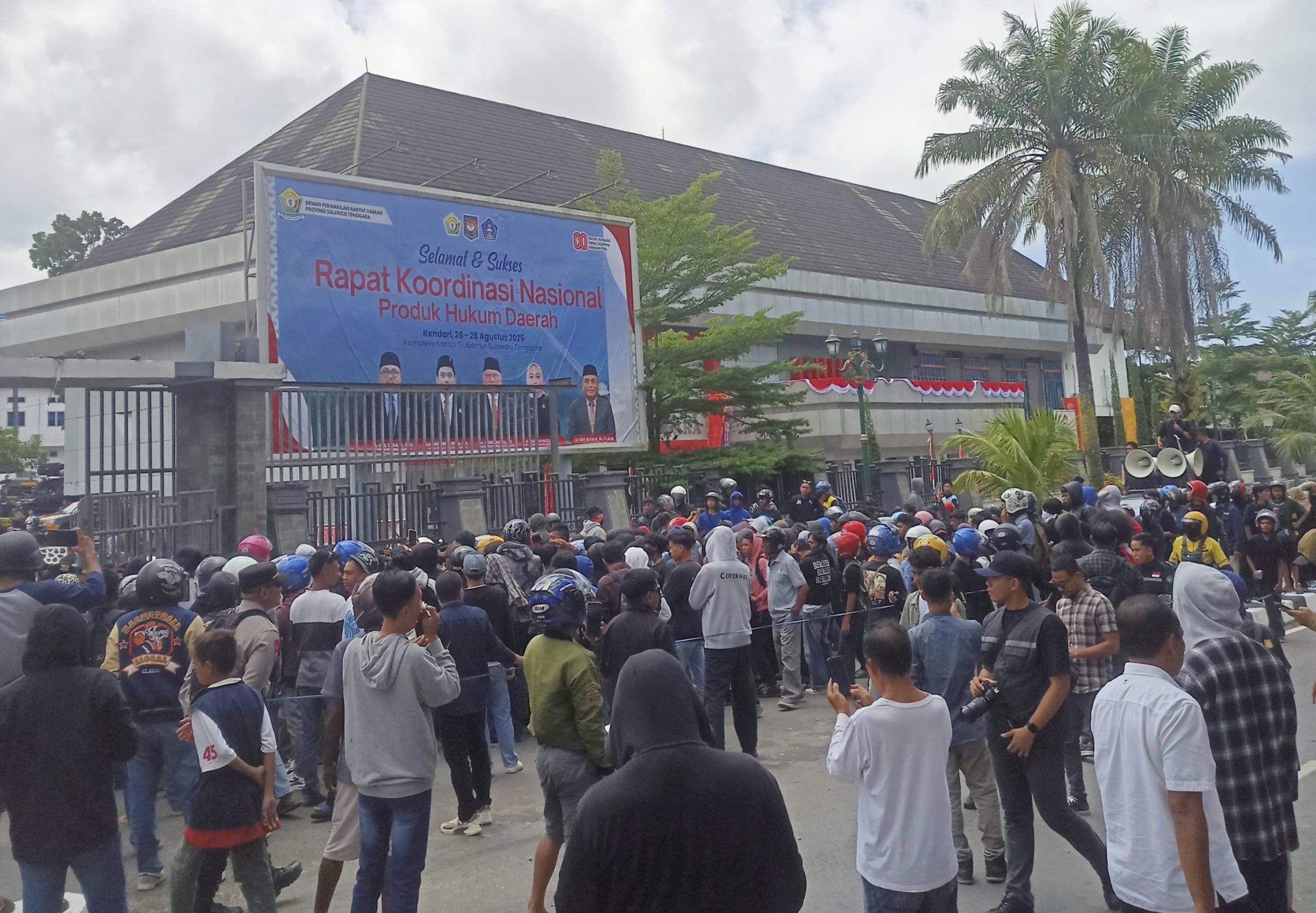 Sejumlah Elemen Mahasiswa di Kendari Bergerak Menuju DPRD Sultra, Buntut Tunjangan DPR RI