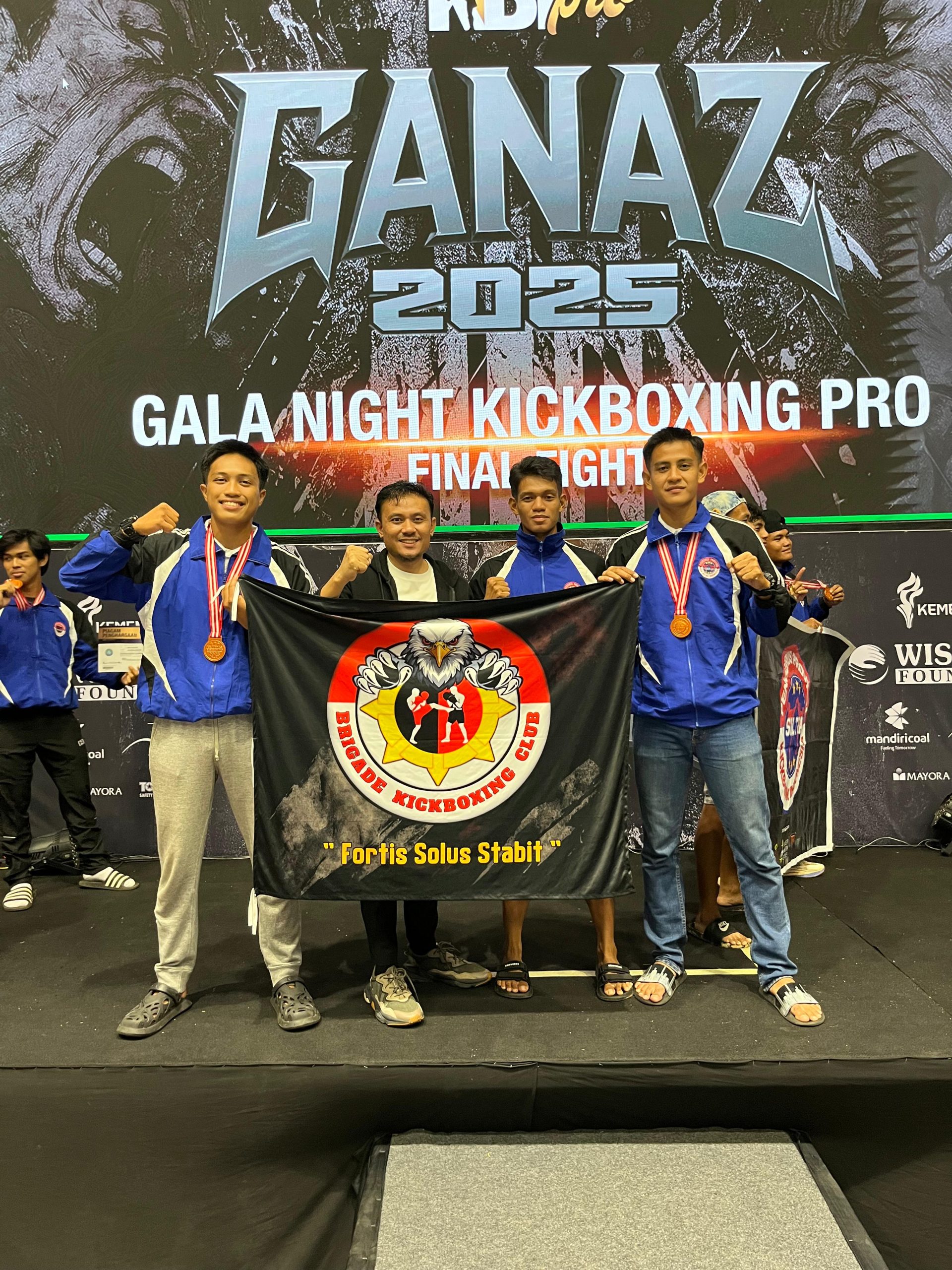 Ketua KBI Sultra Afdhal bersama tiga personel Brimob Polda Sultra peraih medali di ajang Kejurnas Kick Boxing di Jakarta