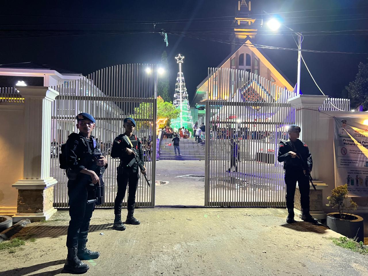 Brimob Resimen II Pasbrimob II Amankan Ibadah Malam Natal di Kendari