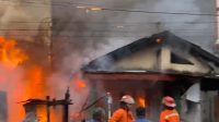 Breaking News : Dua Rumah di Kendari Barat Terbakar, 1 Korban Dilarikan Kerumah Sakit