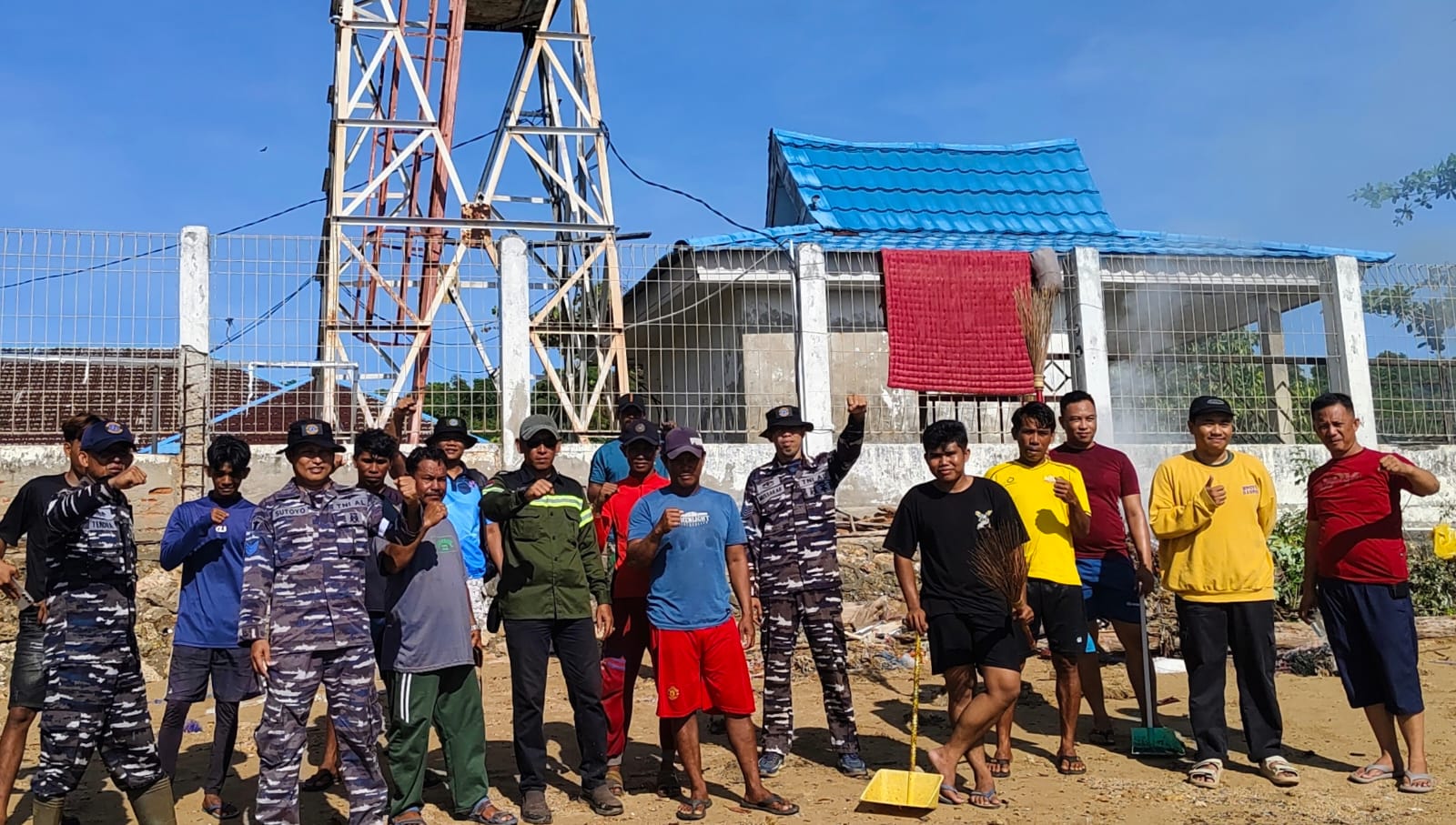 Kolaborasi Posal TNI AL Torobulu dan PT WIN Gelar “Jum’at Bersih”, Wujud Kepedulian Nyata Jaga Kebersihan Pantai