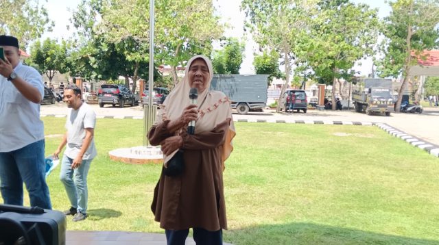 Nenek 60 Tahun Teriak “Turunkan Harga!” Saat Demo Tolak Kenaikan Tarif PDAM Wakatobi