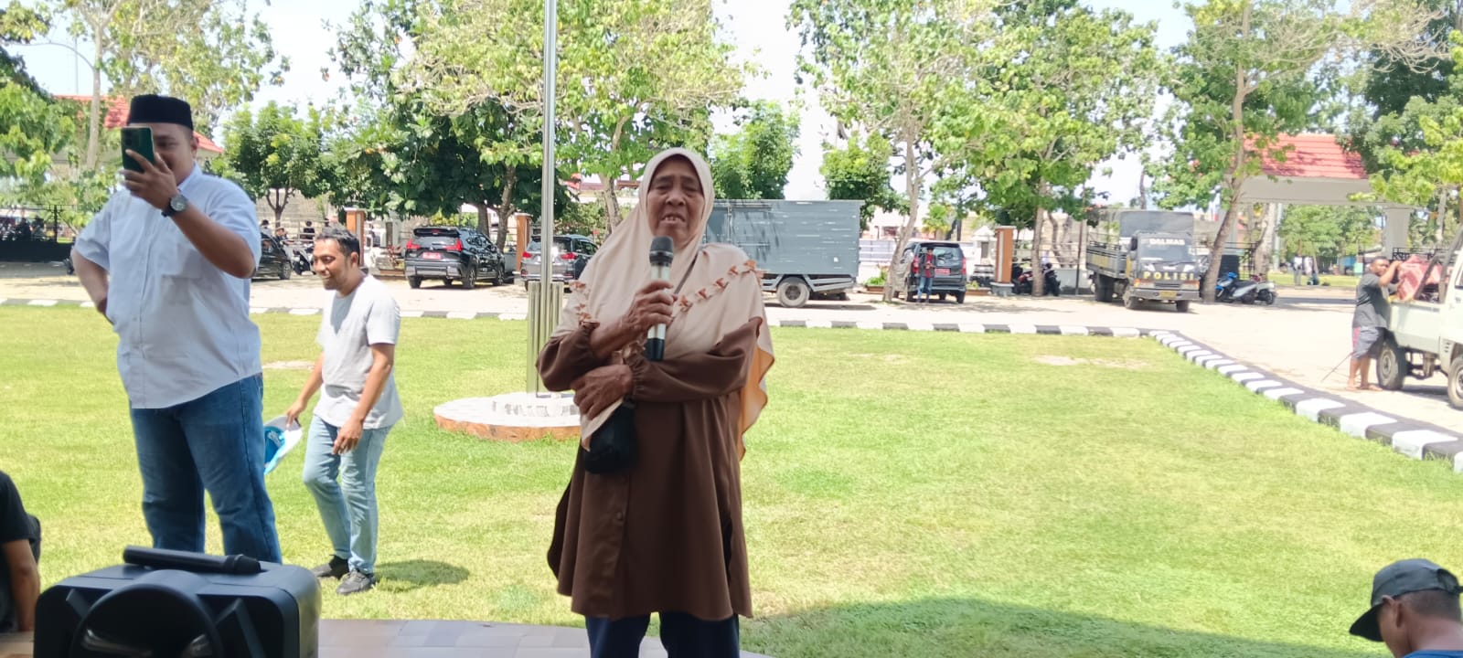 Nenek 60 Tahun Teriak “Turunkan Harga!” Saat Demo Tolak Kenaikan Tarif PDAM Wakatobi