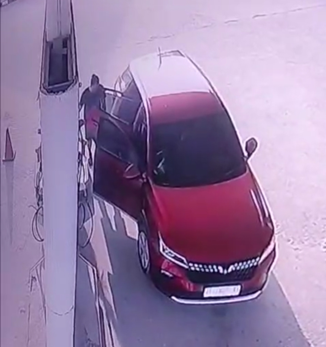 Pengendara Mobil Mewah Terekam CCTV Bawa Kabur APAR Milik SPBU Wawotobi