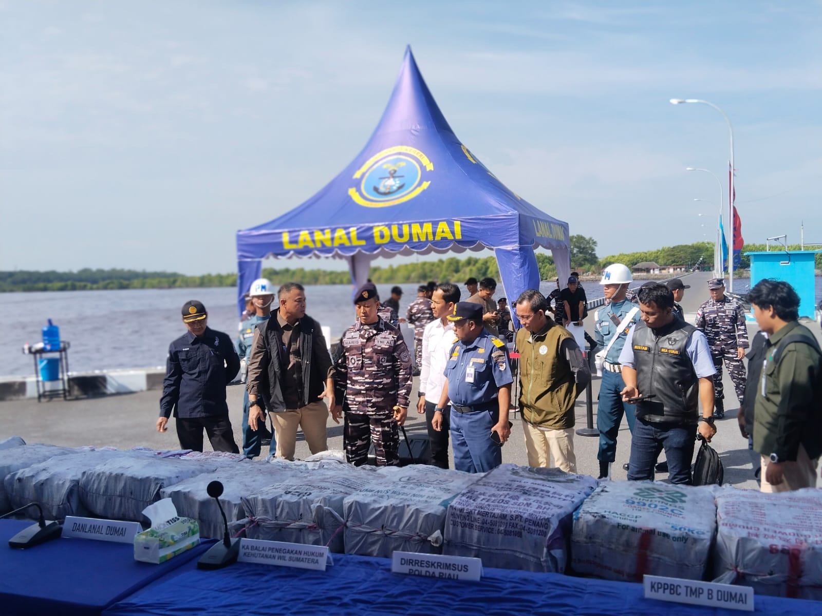 Gakkum Kehutanan dan TNI AL Dumai Gagalkan Penyelundupan ±200 Ton Arang Bakau