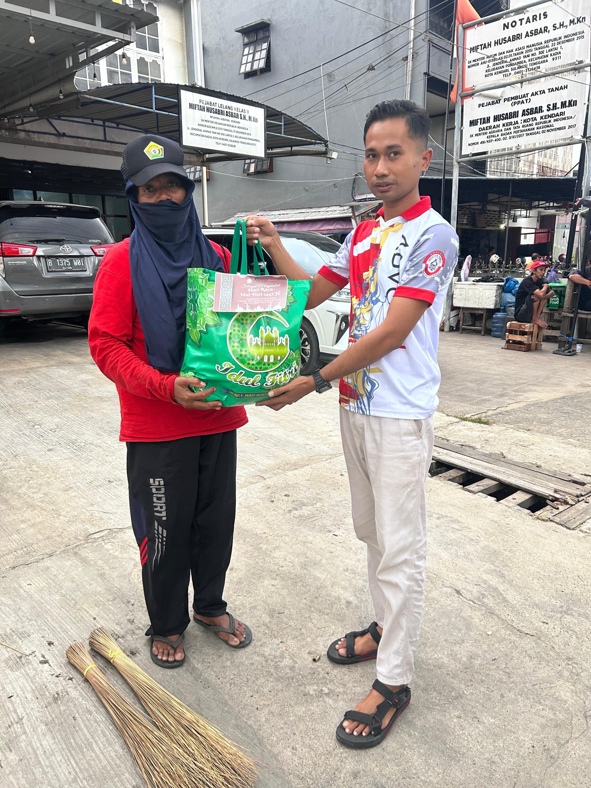 Advokat KAI Sultra Berbagi Ratusan Paket Sembako untuk Warga Kendari di Bulan Ramadhan