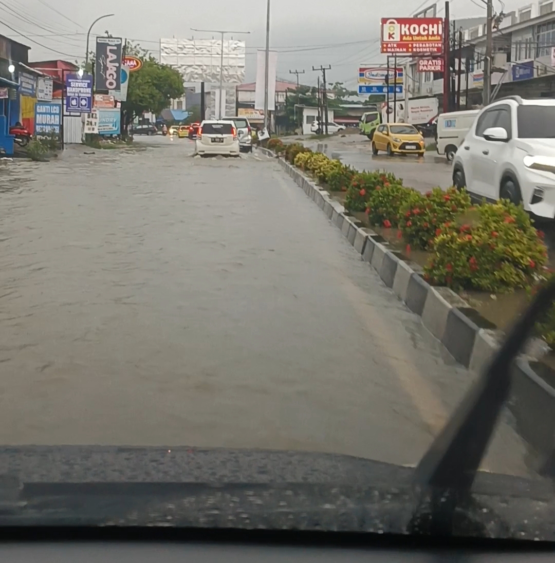 Drainase Tak Mampu Tampung Air, Jalan Sorumba Kendari Tergenang