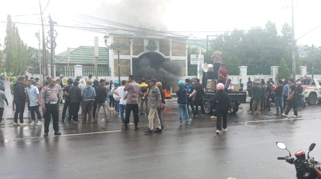 Aksi Damai di Kejati Sultra, Massa Desak Penuntasan Kasus Jembatan Cirauci II