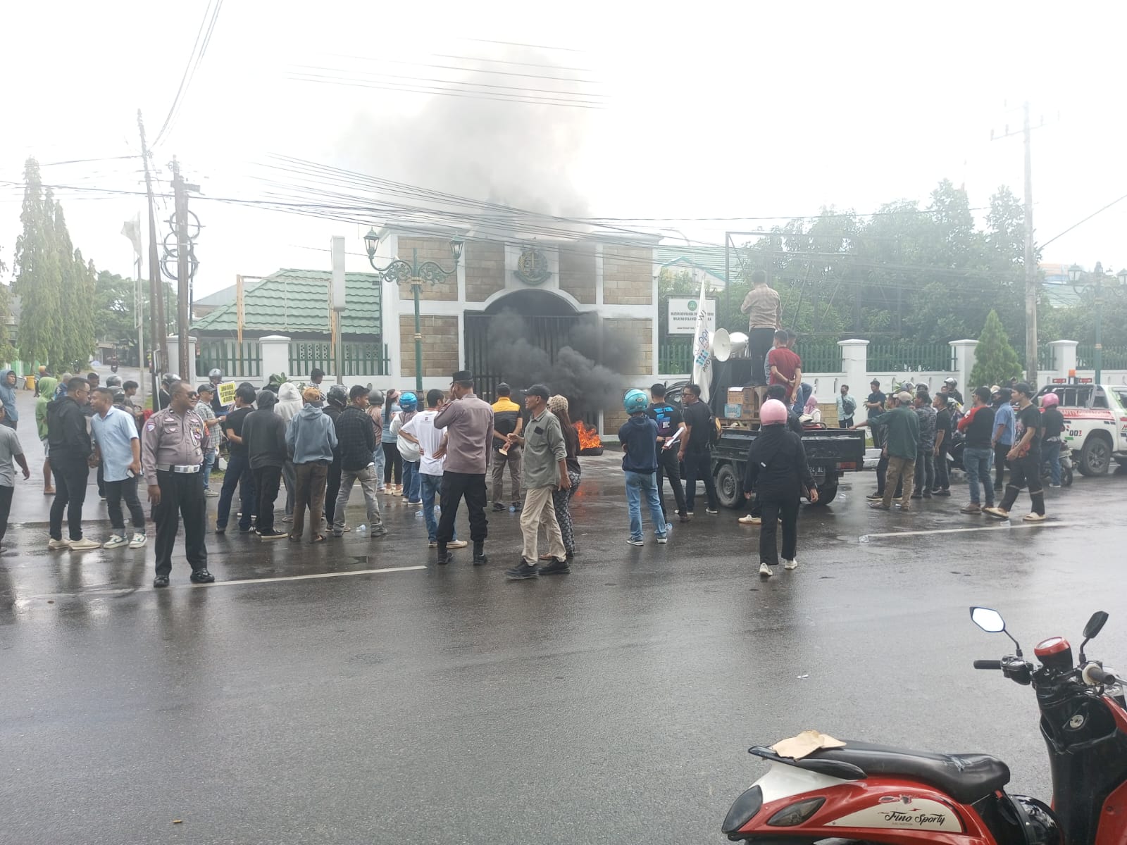 Aksi Damai di Kejati Sultra, Massa Desak Penuntasan Kasus Jembatan Cirauci II