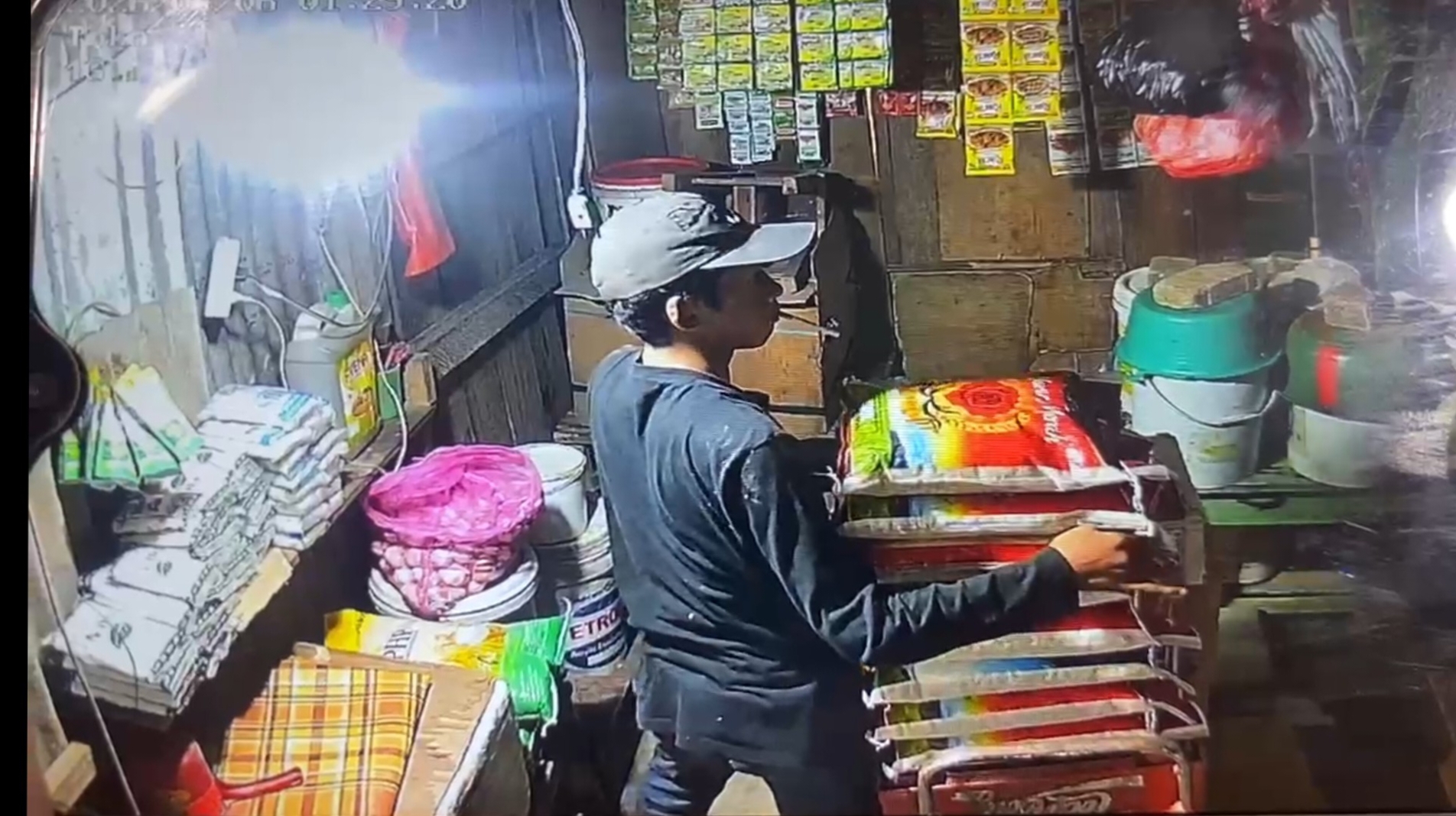 Aksi Pencurian di Pasar Central Kota Lama Terekam CCTV, Pelaku Gasak Sembako Pedagang