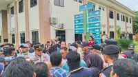Ratusan Warga Torobulu Datangi PN Andoolo, Nyatakan Dukungan untuk PT WIN