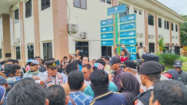 Ratusan Warga Torobulu Datangi PN Andoolo, Nyatakan Dukungan untuk PT WIN