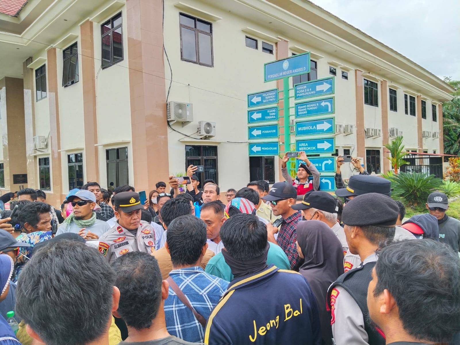 Ratusan Warga Torobulu Datangi PN Andoolo, Nyatakan Dukungan untuk PT WIN