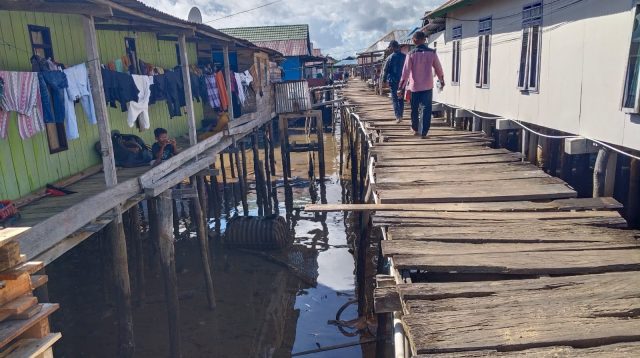 PT WIN Salurkan Rp62 Juta untuk Rehabilitasi Jembatan Titian Kampung Bajo Torobulu