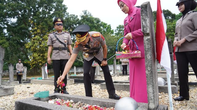 Peringati Hari Bhayangkara ke-80, Kapolda Sultra Ziarah Makam Pahlawan dan Tabur Bunga