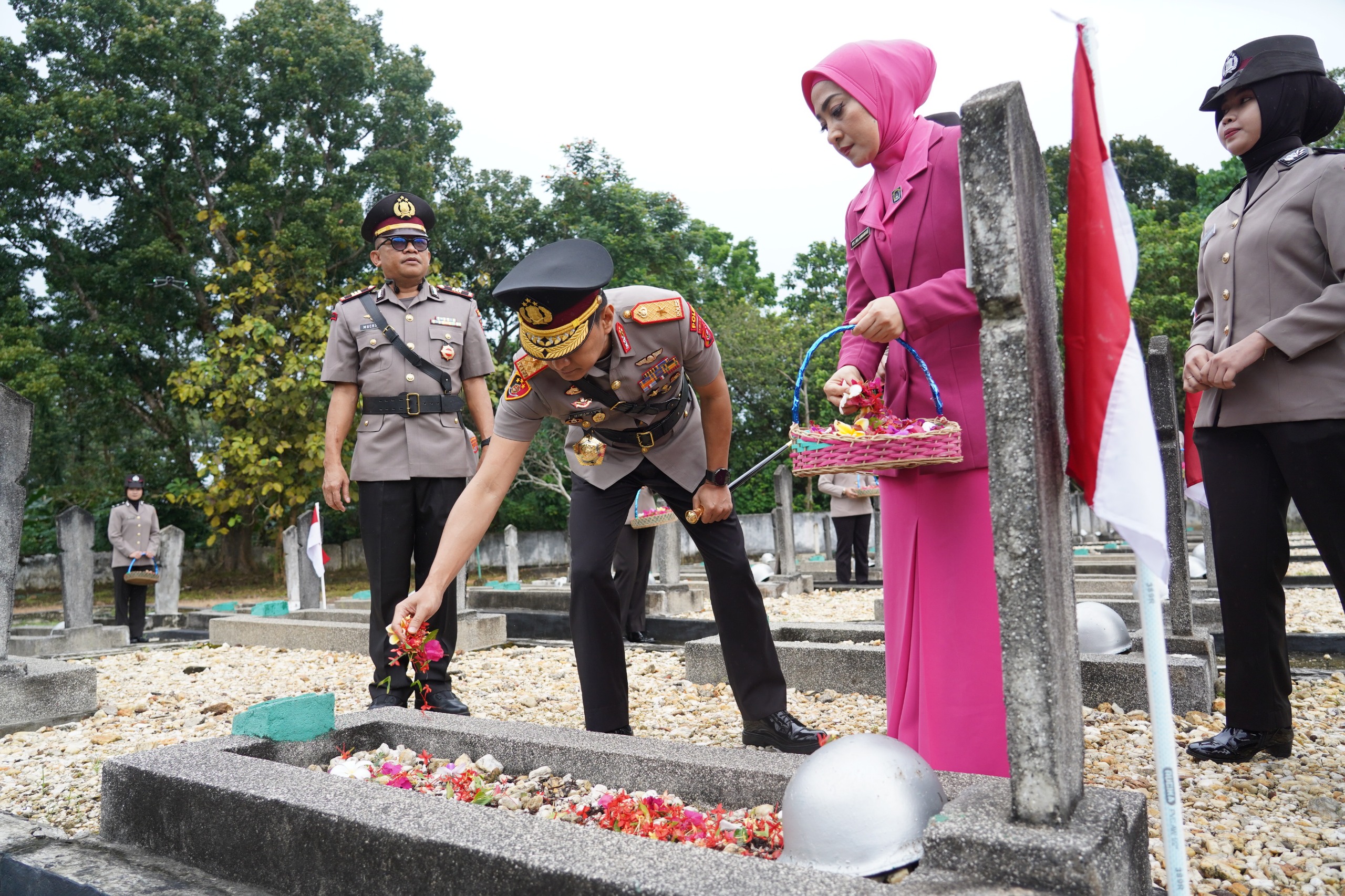 Peringati Hari Bhayangkara ke-80, Kapolda Sultra Ziarah Makam Pahlawan dan Tabur Bunga