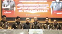 Kepala Kejaksaan Tinggi Sultra Dr Sugeng Riyanta didampingi Wakajati Sultra Dr Darmukit dan sejumlah pejabat utama dalam konfrensi pers di Aula Kejaksaan Tinggi Sultra, Kamis, 11 Juni 2026. Foto : Anoatimes. Com