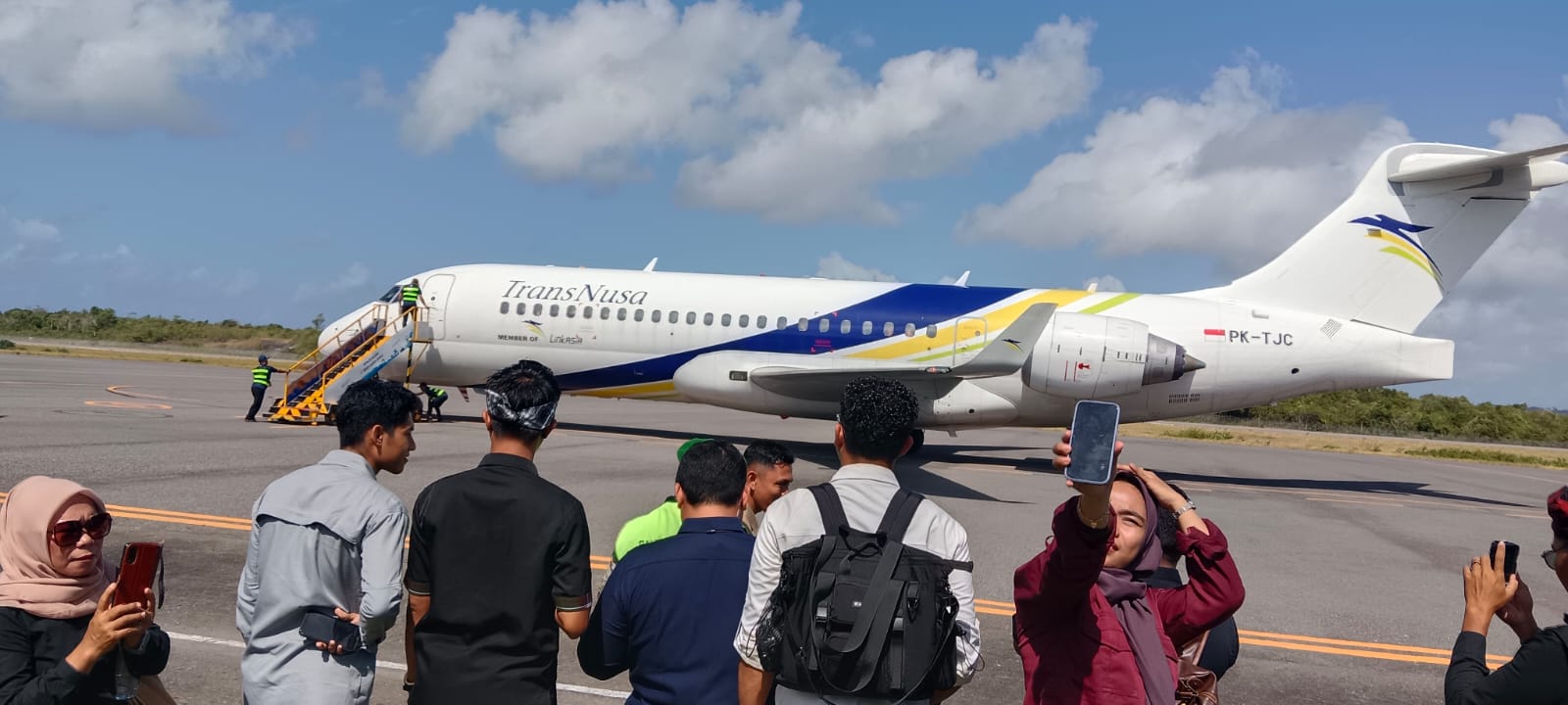 Penerbangan Perdana TransNusa dari Bali Resmi Mendarat di Bandara Matahora Wakatobi