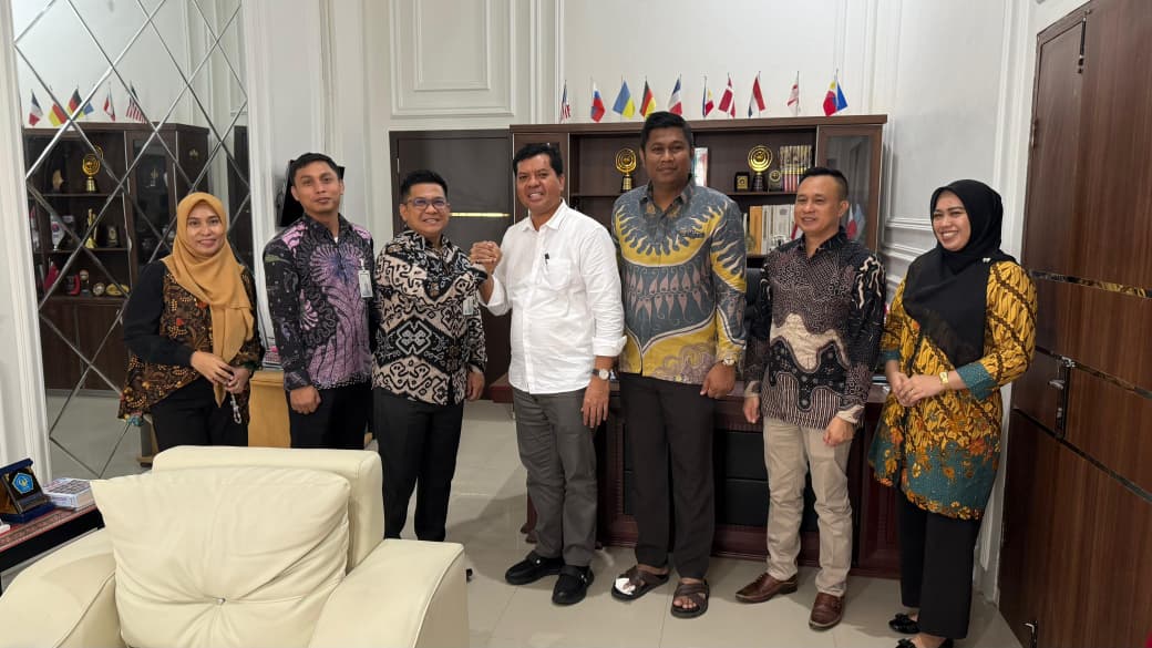 30 Mahasiswa Unsultra Penerima Beasiswa SDM Sawit Terima Buku Tabungan dan Polis Asuransi dari BSI