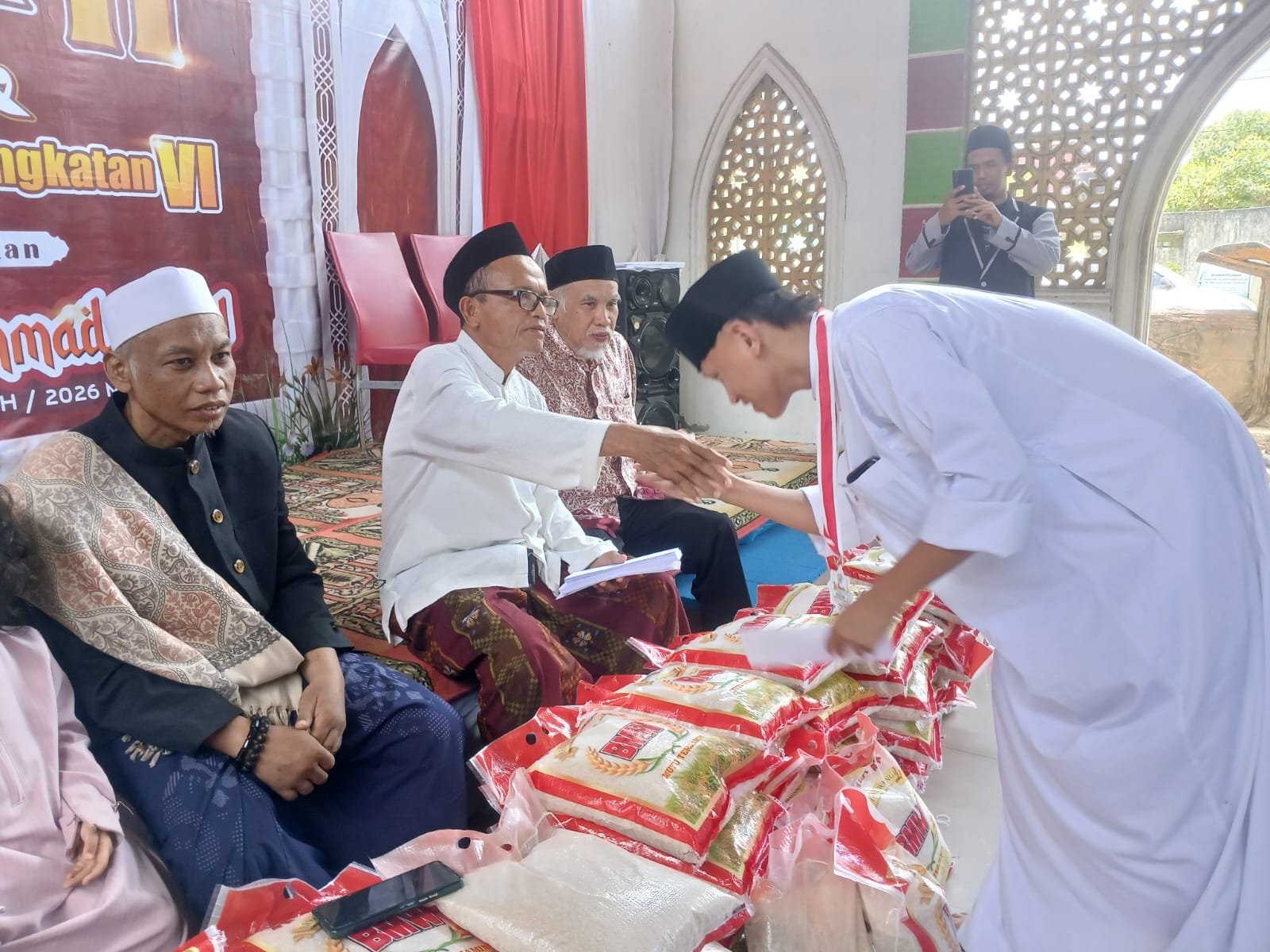 Habil Marati Kembali Berbagi, 2,5 Ton Beras Disalurkan untuk Warga Kendari