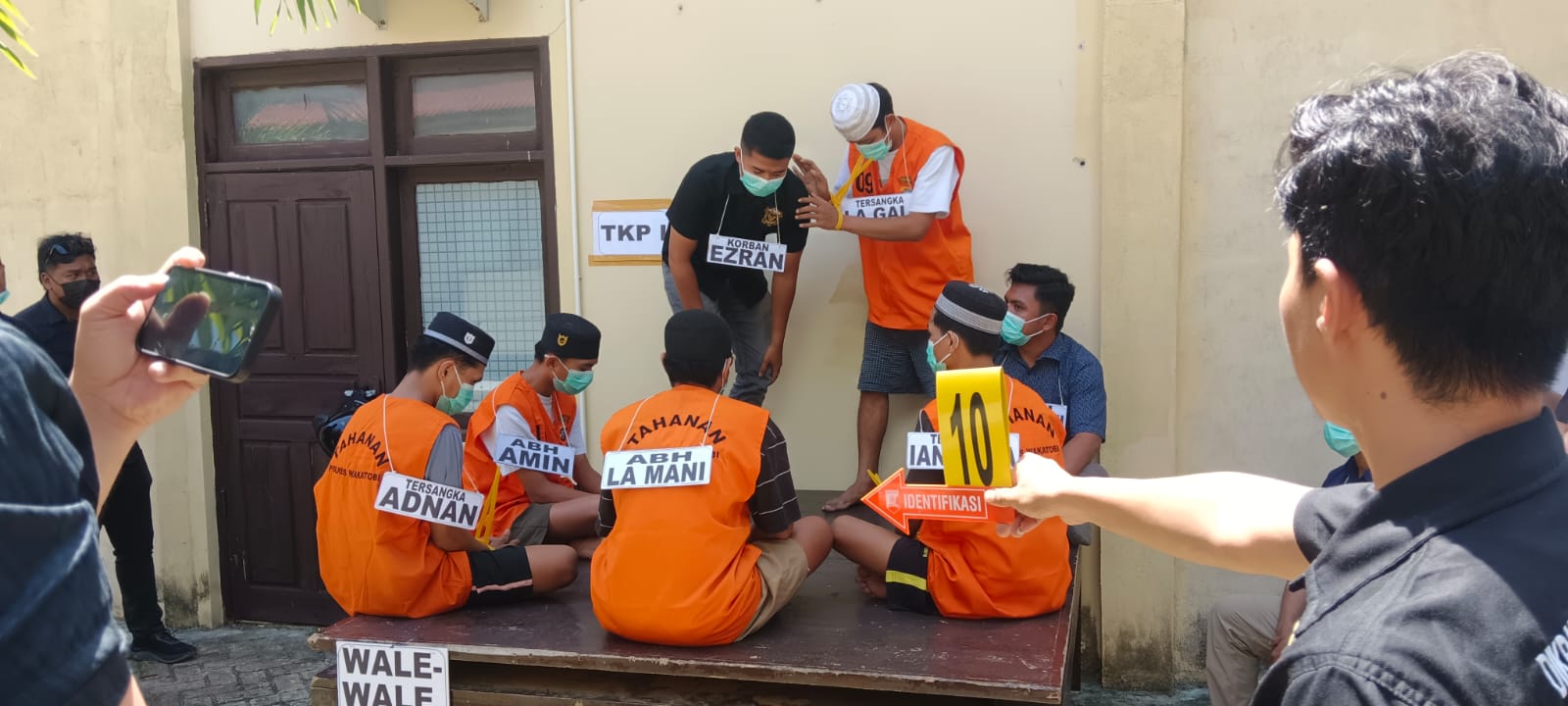 Rekonstruksi Pembunuhan Ezran di Wakatobi Diwarnai Tangis Keluarga Korban, Sempat Memanas