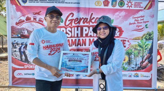 Gotong Royong Jaga Pesisir Laut Moramo di Momen Harhubnas ke-55
