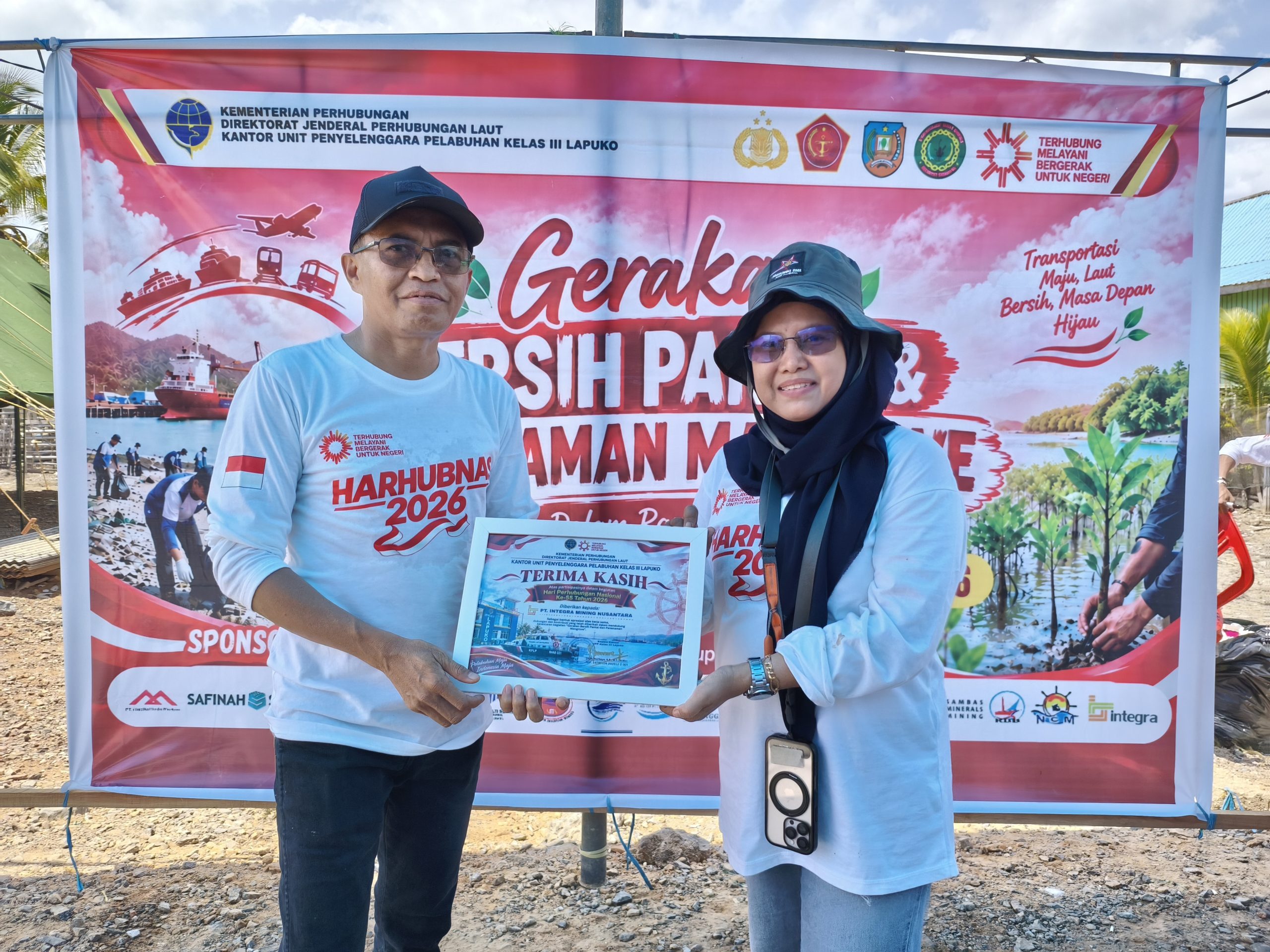 Gotong Royong Jaga Pesisir Laut Moramo di Momen Harhubnas ke-55