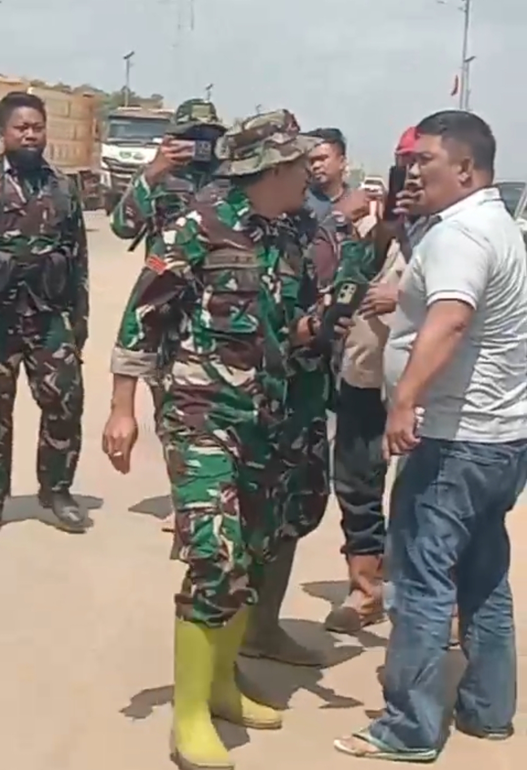 Sengketa Akses Jalan Hauling Memanas, Video Cekcok Pria Berseragam Loreng dengan Pihak PT TRK Viral