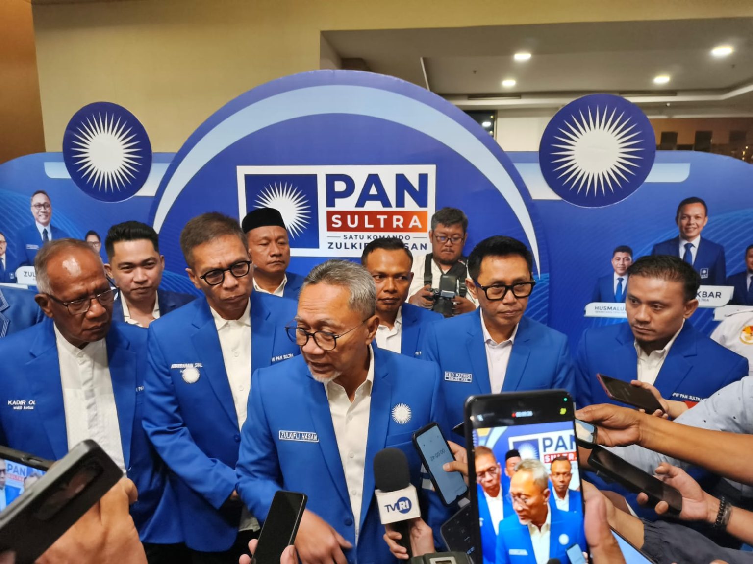 Zulhas Lantik Pengurus PAN se-Sultra, Yusran Akbar Pimpin DPW