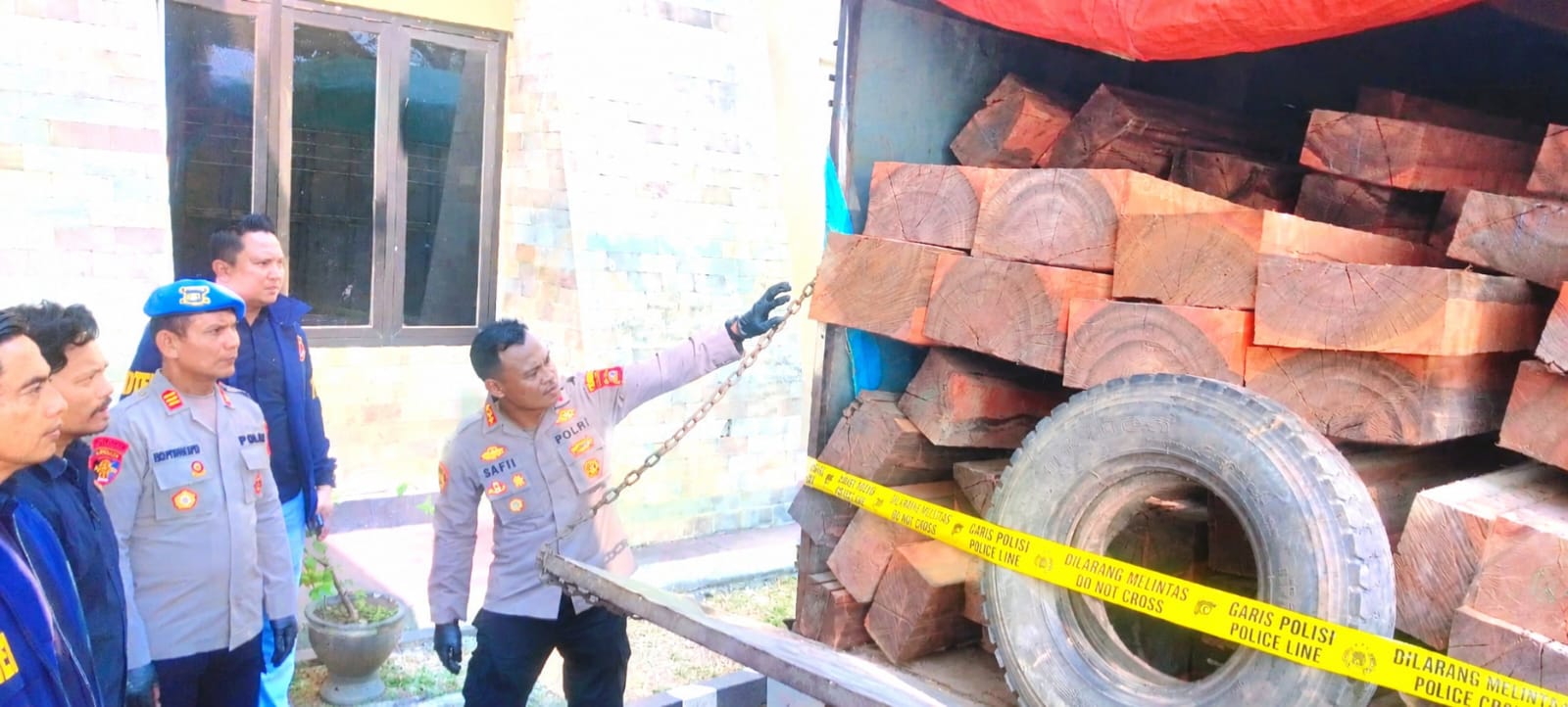 Polisi Amankan 80 Batang Kayu Ebony Diduga Ilegal, Hendak Dikirim ke Surabaya