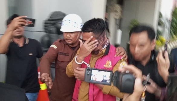 Berpakaian Dinas, Kabiro Ekonomi Pemprov Sultra Ditahan Kejaksaan terkait Kasus Makan Minum