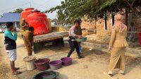 Bhabinkamtbmas Aipda Ardi bersama Pemerintah Desa Bou menyalurkan air bersih ke puluhan warga. Foto : Humas Polres Kolaka Timur