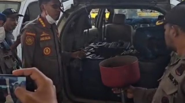 Satpol PP Kendari Amankan Mobil Berisi Belasan Jerigen di SPBU depan Rabam