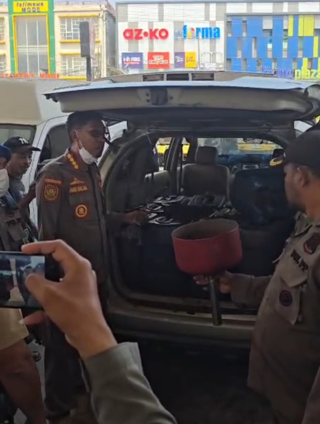 Satpol PP Kendari Amankan Mobil Berisi Belasan Jerigen di SPBU depan Rabam